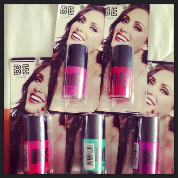 AnahiOficial97's tweet photo. RT ''Mis nuevos esmaltes @AnahiOficial97 , que la alegría, me encantó, era espectáculo!😄♥ http://t.co/W2B23HvVOW ''// En serio? q hermosaa!♥