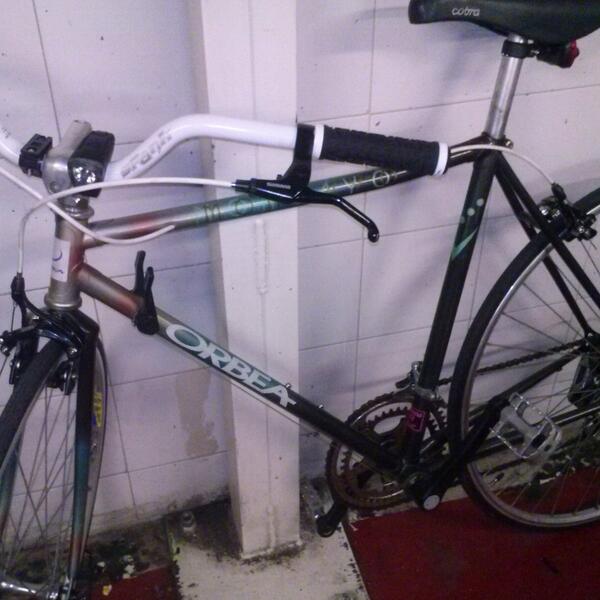 Txatxe1's tweet photo. Que bien la nueva #bici de @meiga07. Faltan un par de detalles, pero va de maravilla. #Adiarioenbici #enbicialtrabajo http://t.co/XR93xgaofg