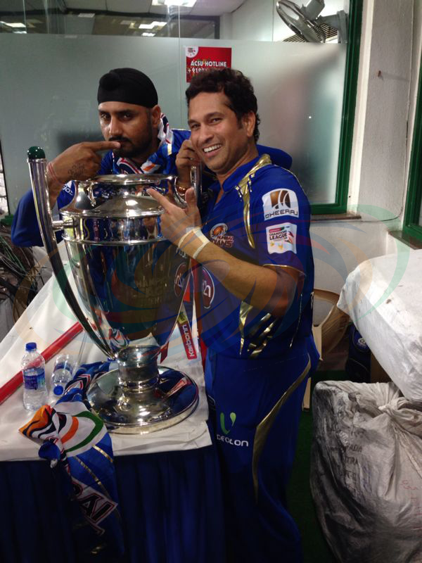 mipaltan's tweet photo. What is @harbhajan_singh trying to say here for @sachin_rt?
#ThisTimeFor10dulkar! #SaluteTheLegend #MI http://t.co/Lqh1v03MVa