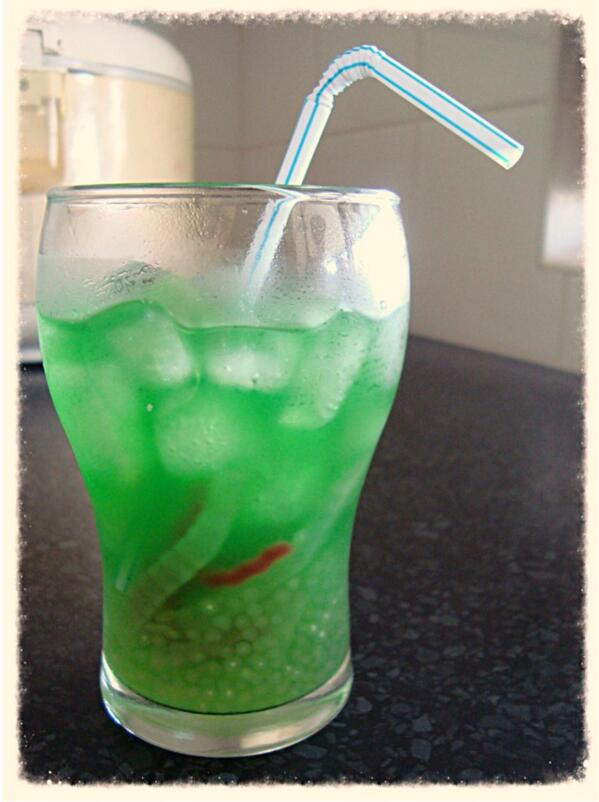 katietoo_'s tweet image. Made bubble tea instead of doing work =] #kiwihoneydew #sortedfood #eyecandysorted