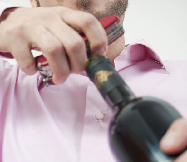 WithCeleb's tweet image. "그 와인 이리 줘봐, 내가 따 줄게"

이 사진에서 기대감보다 긴장감이 느껴지시는 분들께는 
서태화의 "베큐빈 와인오프너 세트"를 추천합니다.

withceleb.com