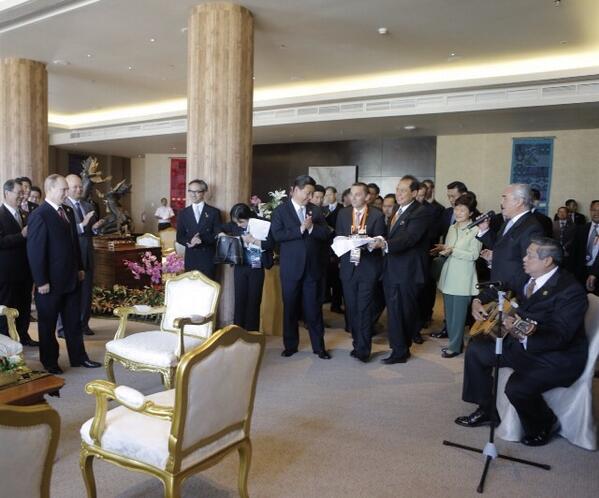 Presiden SBY &amp; pr pemimpin APEC berikan kejutan utk Presiden Rusia Vladimir Putin yg sdg ulang tahun sblm retreat.