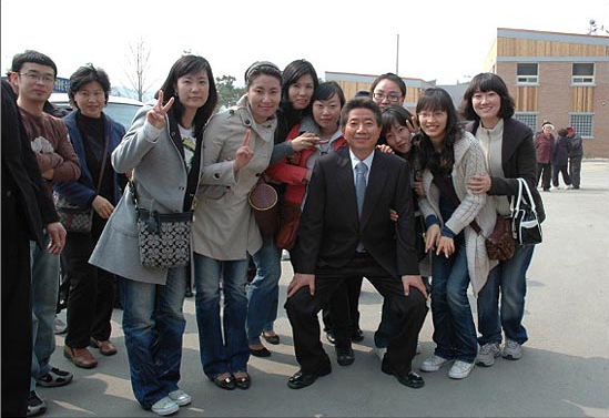 ssaribi's tweet photo. <작은 배려 큰 감동>우리도 이런 대통령이 있었습니다. http://t.co/BsRWTXS9TC