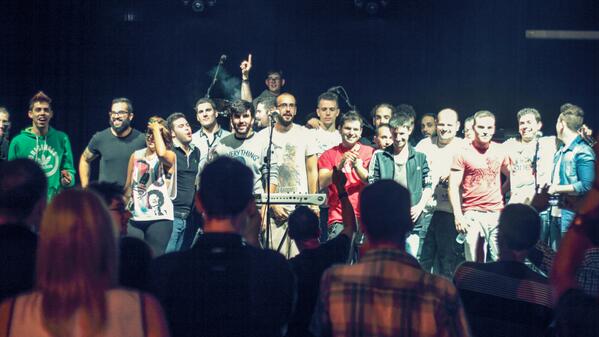LinaresFest's tweet photo. MOMENTAZO de todos los grupos unidos al acabar @LinaresFest #Asísehace http://t.co/0jbOb5GBrv