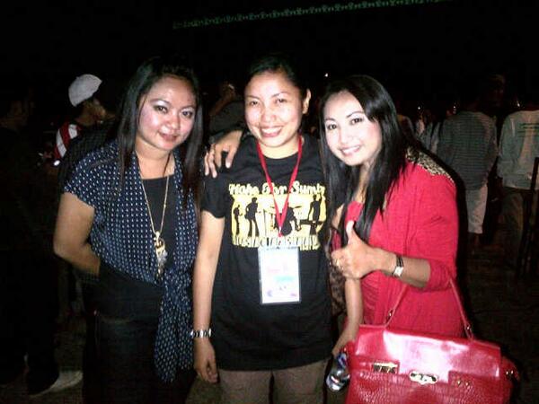 AnggelFlory's tweet photo. wid paNitia #HopeForSumba# @gegemonica http://t.co/VSaFzisGsq