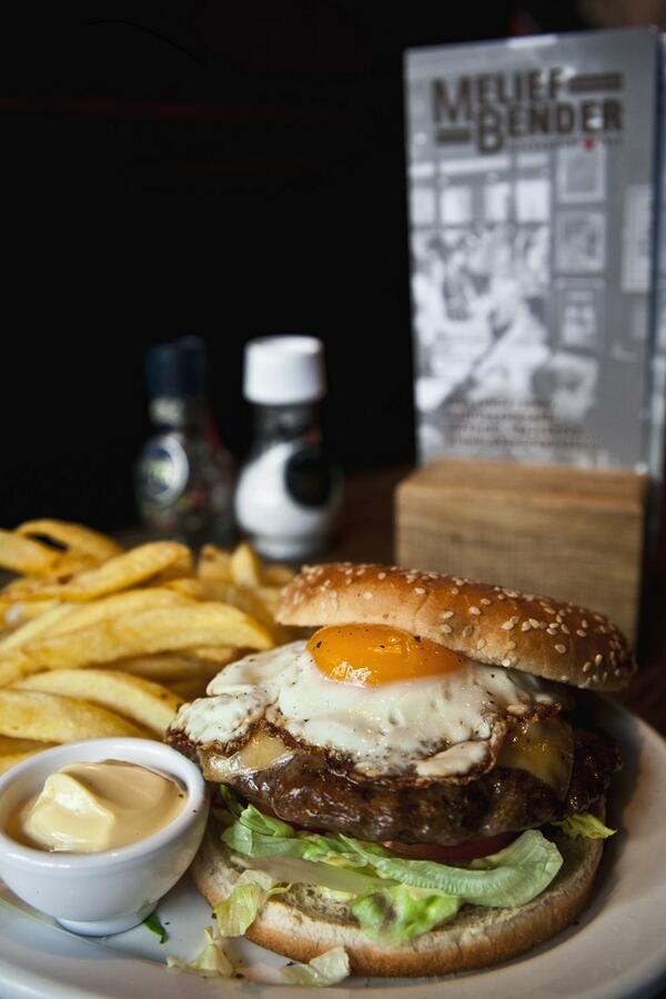 Heeft u de ALLERLEKKERSTE HAMBURGER van Rotterdam al geproefd?
Hoog tijd om eens te doen... bij Melief natuurlijk!
