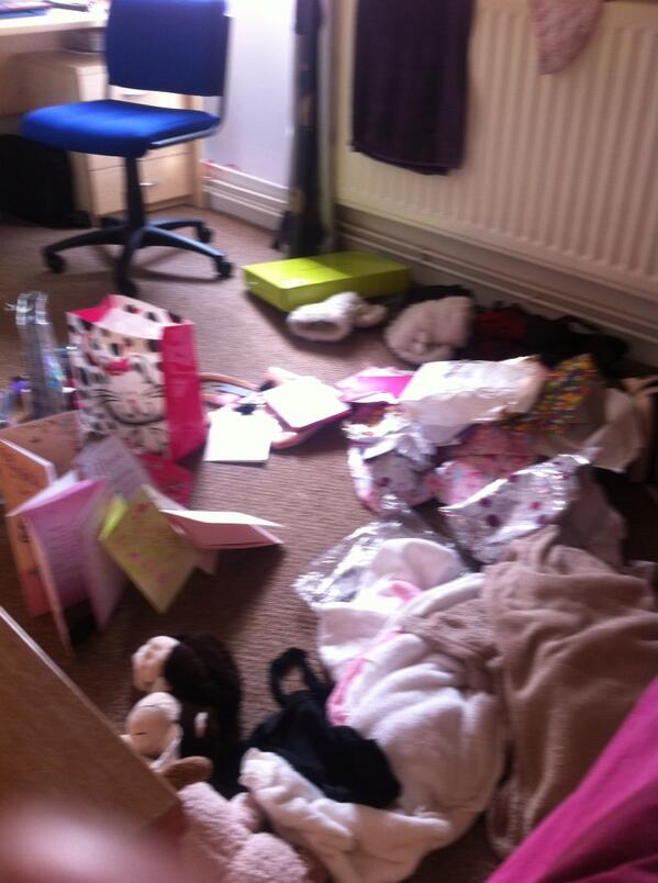 el_piercy's tweet image. I'd be very grateful if somebody comes and tidies up for me #hanging #birthday #beagent