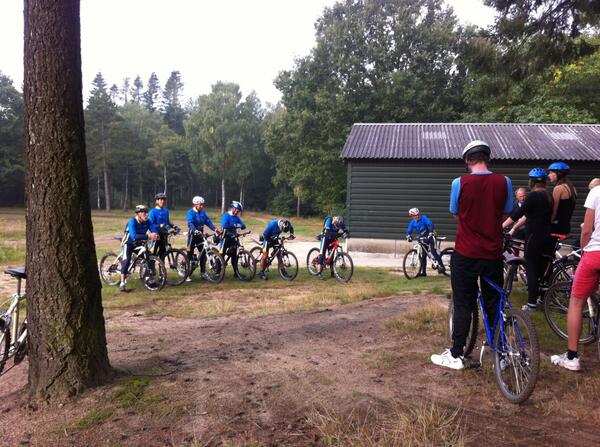 Sportcoach_LO's tweet photo. Vrijwilligers van De #Paaschberg hebben #jongeren van het #StaringCollege #Lochem een mountainbike clinic gegeven!! http://t.co/L1y5tcuThB