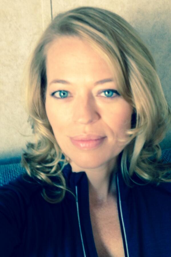 JeriLRyan's tweet photo. Hanging in my trailer waiting to be called to set. AKA time for a selfie. ;-) http://t.co/rIWLfG4Z6b
