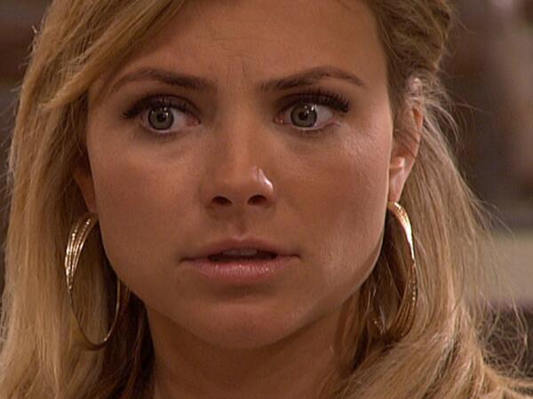 gtst's tweet photo. Lorena wordt gearresteerd voor de moord op Mike. Is ze schuldig? #GTST http://t.co/nBMDerxbcC