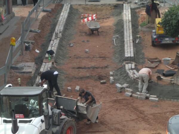 Rathausplatz - Rundumerneuerung. Die Untergrundarbeiten sind beendet. Jetzt beginnt  die Pflasterung