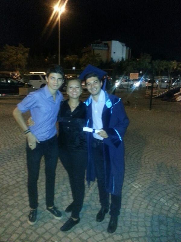 PapyonFC's tweet photo. Yiğit Atilla'nın mezuniyet töreninden; kardeşi ve annesiyle birlikte :) http://t.co/IIJloJS2EP