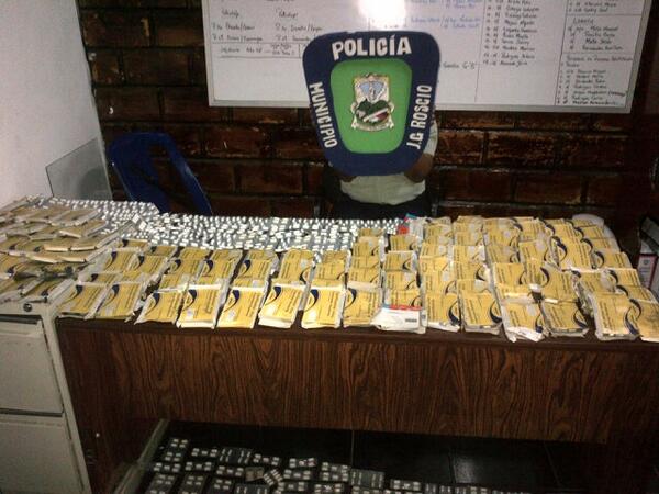 benlev3's tweet photo. Lote de Medicamentos incautados los cuales fueron abandonados en la Av Acosta Carles @sulmeavila @rerchacin http://t.co/7FxsNU7760
