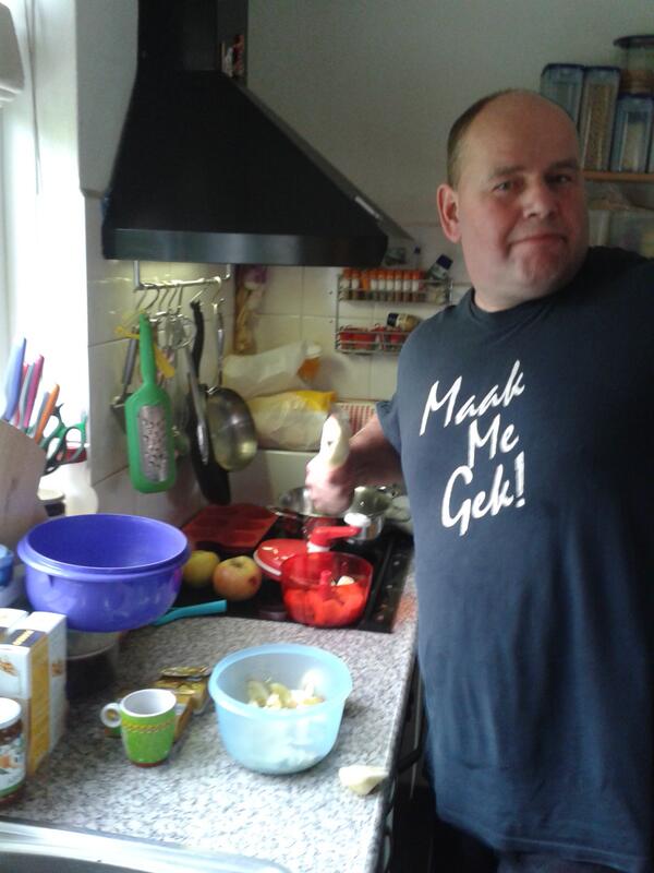 Nancy_vdH's tweet photo. @RobjuhDeTuinman is appeltaart aan het bakken :) ik ben werken xxxx http://t.co/51NN1NMVa2