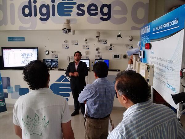 DigiSegSystem's tweet photo. Nuestro invitado especial Eddie Castro Pineda hace la presentación de la #alarma vecinal ALCOM #expoDigiSeg #puebla http://t.co/DQCRVP6HMR