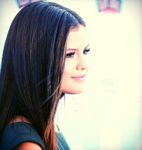 HySelena tweet picture