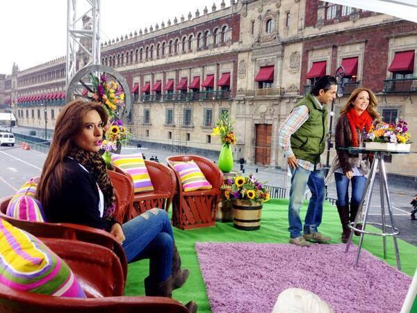 ubaldo_rc's tweet photo. #CNTE ¡NO!, pero #Televisa transmite su programa educativo "Hoy" desde el centro de acopio. #FueraLauraBozzoDeMéxico http://t.co/ueJlSvA0hN