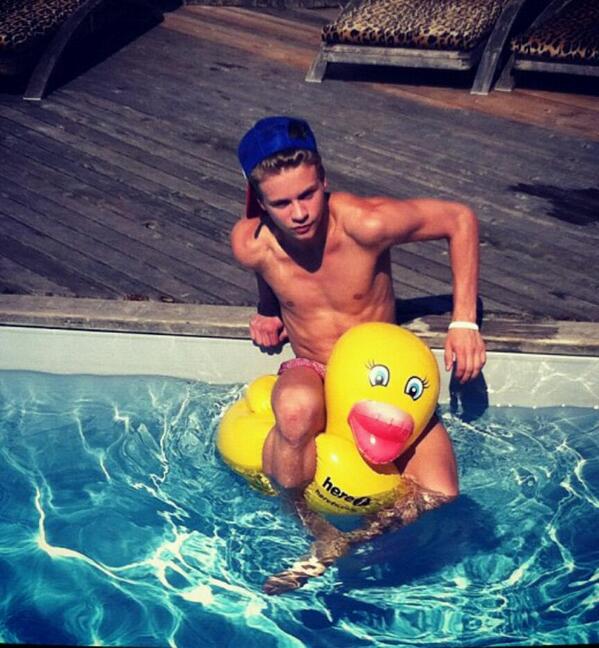 FakeSlave's tweet image. Look at Me I'm hot cx literally damn I'm burning my ass off