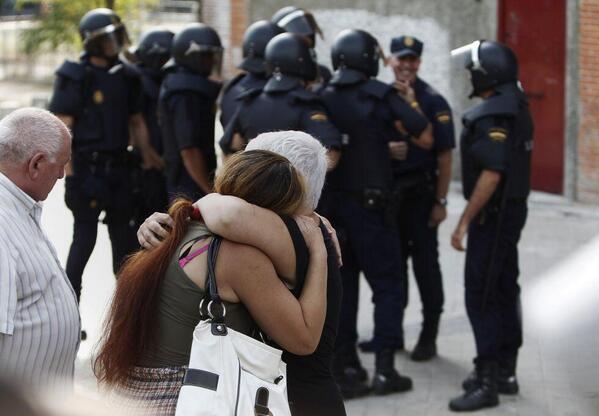 agarzon's tweet photo. ¿Qué papel juega la policía (UIP) en un desahucio? ¿Qué hacen riéndose ante el drama social que ellos ejecutan? http://t.co/L8W2mu4qeg