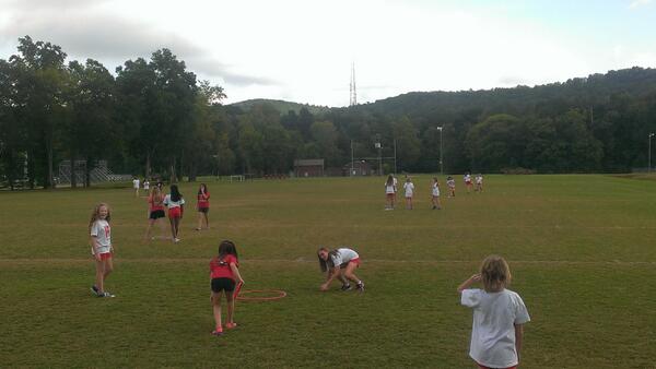 CoachHayesHTMS's tweet photo. And ending the day with putting instruction in disc golf. http://t.co/hY16St5Xxw