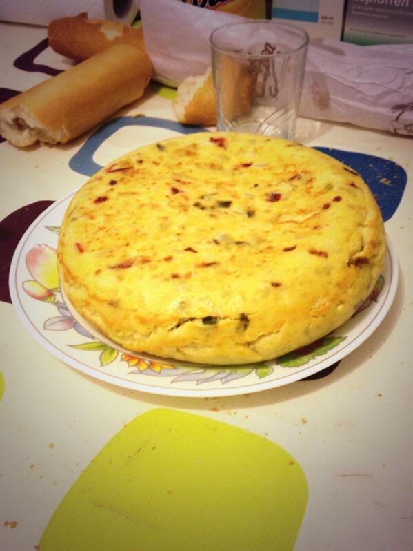 NatxoAngulo's tweet photo. Tortillaka para cenar!!!!!! @Alvaro_Txeipril http://t.co/H9lXtIGfJ8