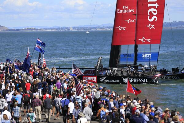 A H-15min départ 19e course finale #AmericasCup: Vent 20-22nds en baie #SanFrancisco Le vainqueur remporte la Coupe !