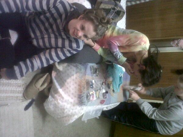 neon_schoeman's tweet image. @eileen_albertyn besig om &apos;n hair wrap te kry. What a hipster. #waterelement #rubybirthstone