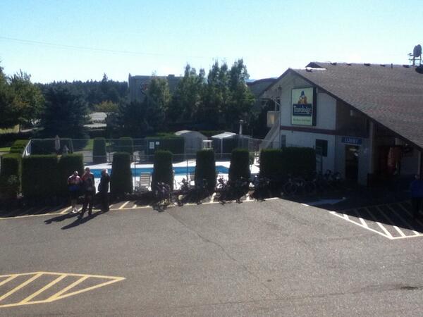 TdR_Ray's tweet photo. Lunch stop in Courtney at Plates with Boston Pizza. #toutderock. #rcmp http://t.co/Koe3mDRcNx