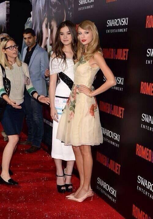 NotasTaylorS's tweet photo. Taylor en la premier de la película Romeo y Julieta http://t.co/YWzp08vWz9