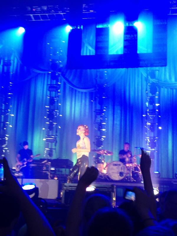 YOUmezATSIX's tweet photo. Would give anything to be back at @paramore @yelyahwilliams @schzimmydeanie @itstayloryall #paramore #paratour http://t.co/J9wsAHyzOF