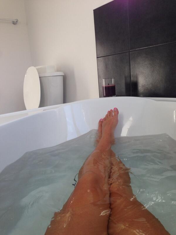 CHRISSTINEE_T's tweet photo. Epsom salt bath does wonders for these poor sore muscles http://t.co/KlgHqV7bQL