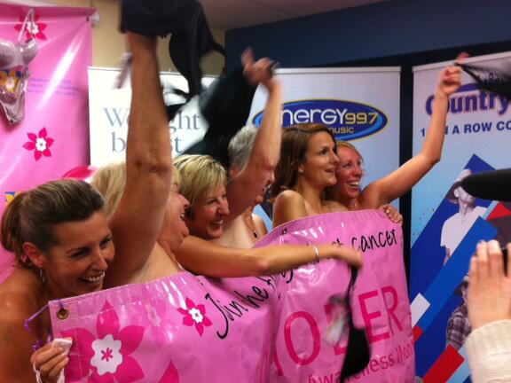 MelHannah_'s tweet photo. BrasAroundtheBuilding! We want your #bras #support @energy997 @Country1051 @AnneMArnold @wbnptbo @lfullman @CCSPtbo http://t.co/58xBqNuXWL