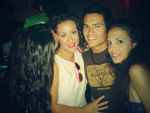 lunares_luz's tweet photo. #erasmus #openbar #happiness @tga_10 @clara_mcm @helenismorenis http://t.co/kKLDMOefaa