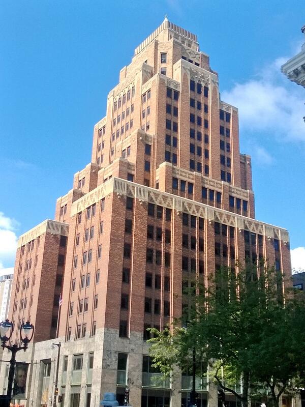 MKE_History's tweet photo. Original home to the Wisconsin Gas Company, the Wisconsin Gas &amp; Light building was completed in 1930. http://t.co/mwdXRu3Mlg