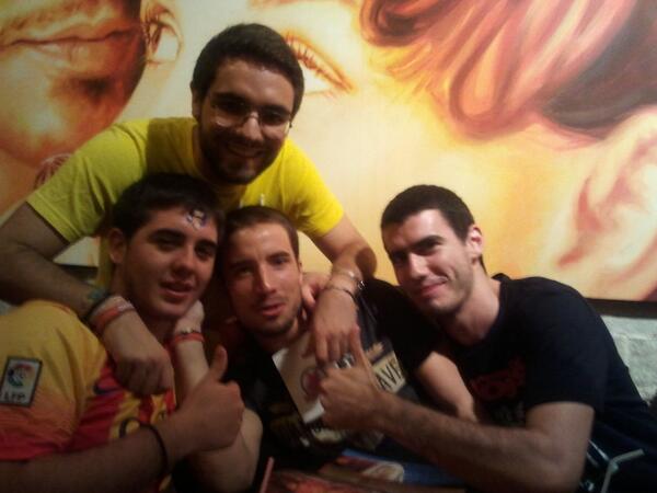 Mati_8_8's tweet photo. #lospakorros cenando en el foster :))) grandes! @dasisro @antoni_bp #martí http://t.co/TXYxkRxx1T