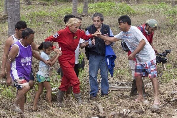 edelpablo's tweet photo. Quien ayuda a quien ?#fueralaurabozzodeméxico http://t.co/guIpQz3Ic9