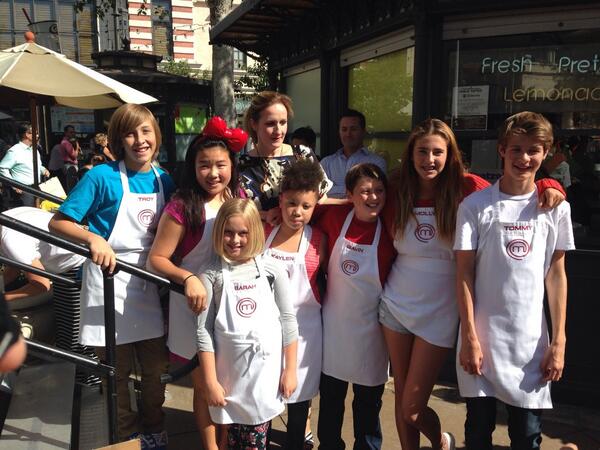 MasterChefJrFOX's tweet photo. #masterchefjunior contestants are at the unveiling of the smallest cupcake in the world! #tinycupcake http://t.co/ZUTsNx8HKH