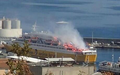 Matao_lahoz's tweet photo. Llegada de la aficion del Bastia a Monaco, alucinante!! http://t.co/RwB4ZizLro