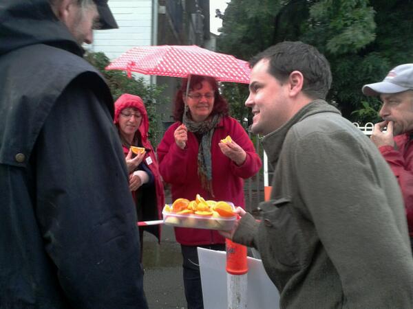 yarra_campaign's tweet photo. Good #tunnelpicket turnout again at wet picket, Rutland St, Clifton Hill, local resident kindly feeding protesters http://t.co/2YnLYPo38n