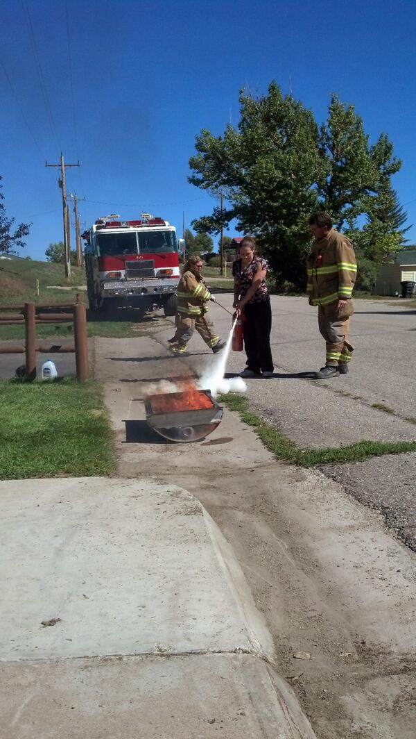 KremmlingFire's tweet image. #Kremmling #fire volunteers train staff at #Cliffview assisted living to use fire extinguishers.