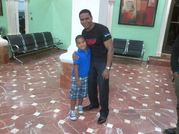 nayeli05's tweet photo. Mi hijo con su idolo @Raymondpozo1 k feliz se la paso mi niño, su sueño era conocerlo http://t.co/7XvHXonLqG
