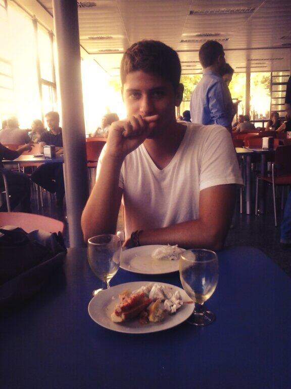 martapoves's tweet photo. Que vivan los idiotas que hoy nos hacen reir. @GuilleTeCa http://t.co/DKywrZVEYp