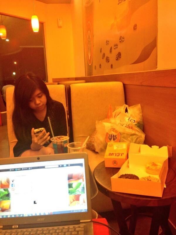 justsilly's tweet photo. @AureliaPrinisha at @JCoDonutsPH. Lovely evening.. Thank you sweetheart.. Pulang yukkk :))) http://t.co/iRwkmHrzYJ