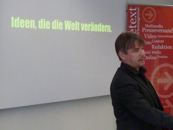Jetzt live: Ideen die die Welt verändern, auf der #SMC13. Beat Hürlimann über neue #Bildschirmübergreifende Konzpte.