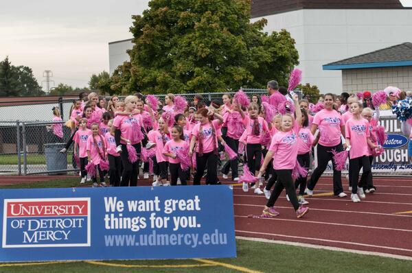 RobJenkin1's tweet photo. WLW Football @WLWWARRIORS with U of  D Mercy Snap for $ #HTMpics Pic #2 of @WLW_W4W Cancer fundraiser http://t.co/WOIxErh0e6
