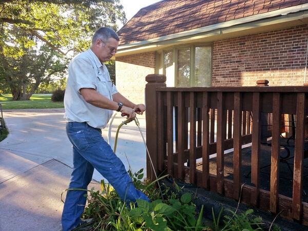 ExcSprLocal's tweet image. Don Pangborn donating his time by spraying for termites at the Excelsior Springs Golf Course. #Community
