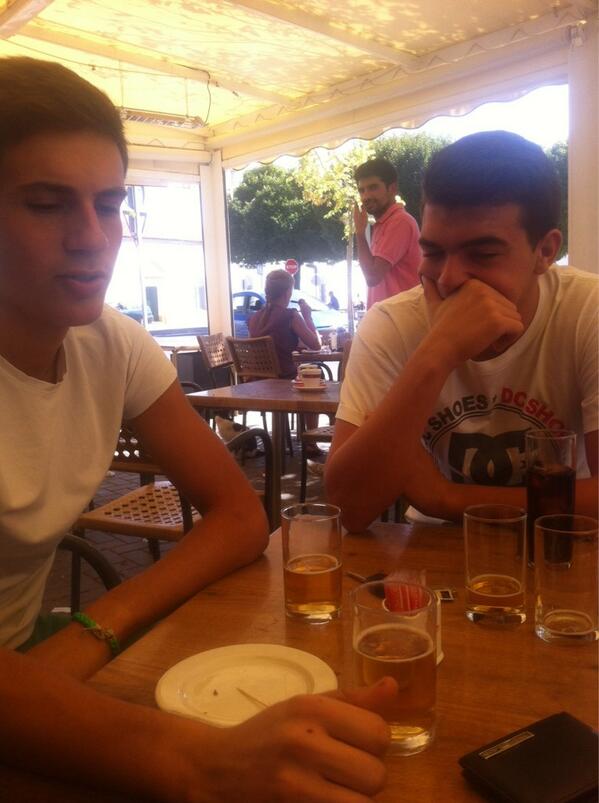 Naranjino10's tweet photo. Aquí con las cañitas con los novatos "L" jajajaja @nele_12 @Juanfe_494 http://t.co/Pc9aCcGb2h