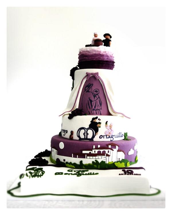 CregoMonaguillo's tweet photo. La tarta que @Sweetbutterflay hizo para nuestro décimo aniversario. Espectacular!!! Muchas gracias #cregoemonaguillo http://t.co/Bx0HYbkZ1R