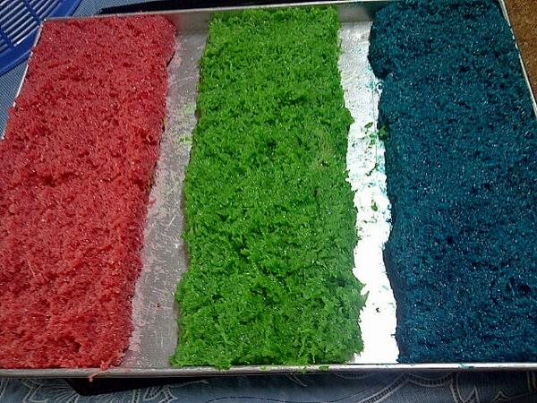 yongtechong's tweet photo. CC, ta da! After greasing the pan with butter, compress all the individual mixture, beautiful! http://t.co/0F0DLWfV7C