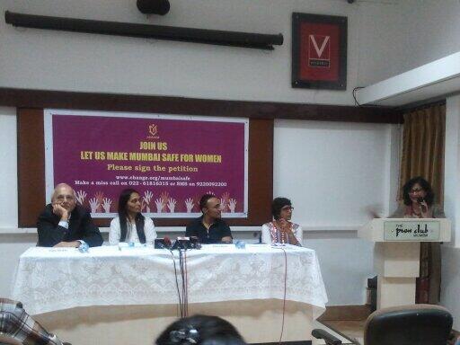 A vote of thanks from #Akshara to the guests - Vijay Mukhi, Adv Smita Devkar, <a href="/RahulBose1/">Rahul Bose</a> and Dr Nandita Gandhi